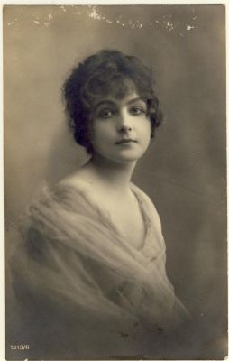 Woman with dress and curly hair