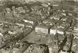 01069 Dresden, View across Altmarkt s/w - Foto Hahn