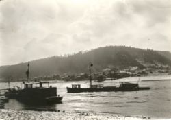 01814 Krippen, Town with ferryboat b/w