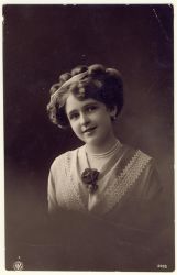 Woman with curly hair and hair-band
